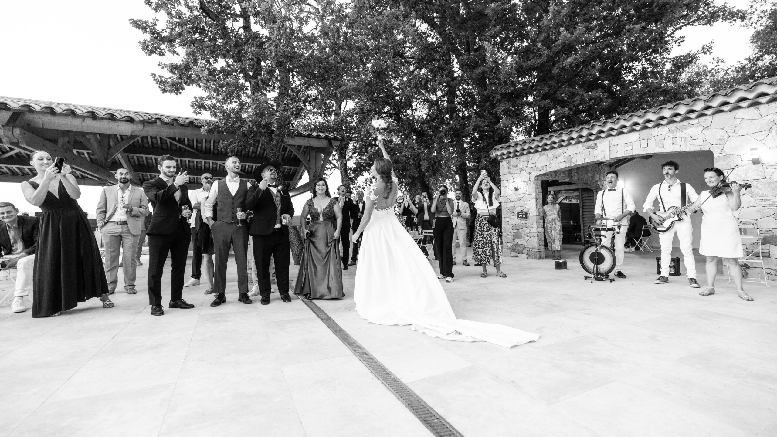 Photo lancée de bouquet mariage par photographe professionnel a Nice